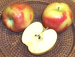 Braeburn Äpfel ganz und geschnitten