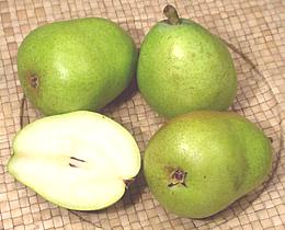 Anjou-peren geheel en gesneden
