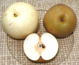 tre Nashi-päron, hela och skurna